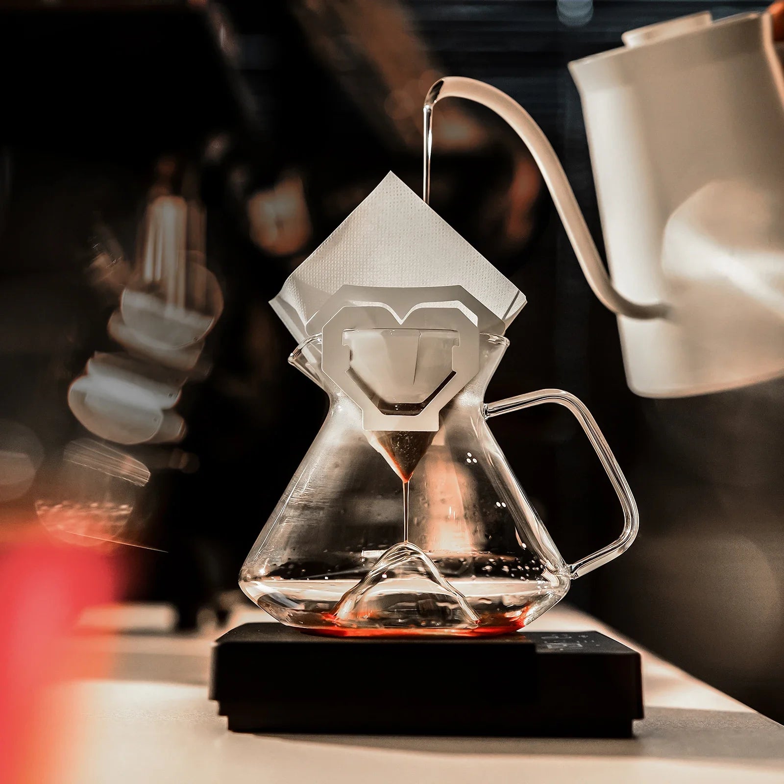MHW-3BOMBER Hill Coffee Server Guide Extraction Pour Over Coffee Server Ergonomic Handle High-Borosilicate Glass For Barista