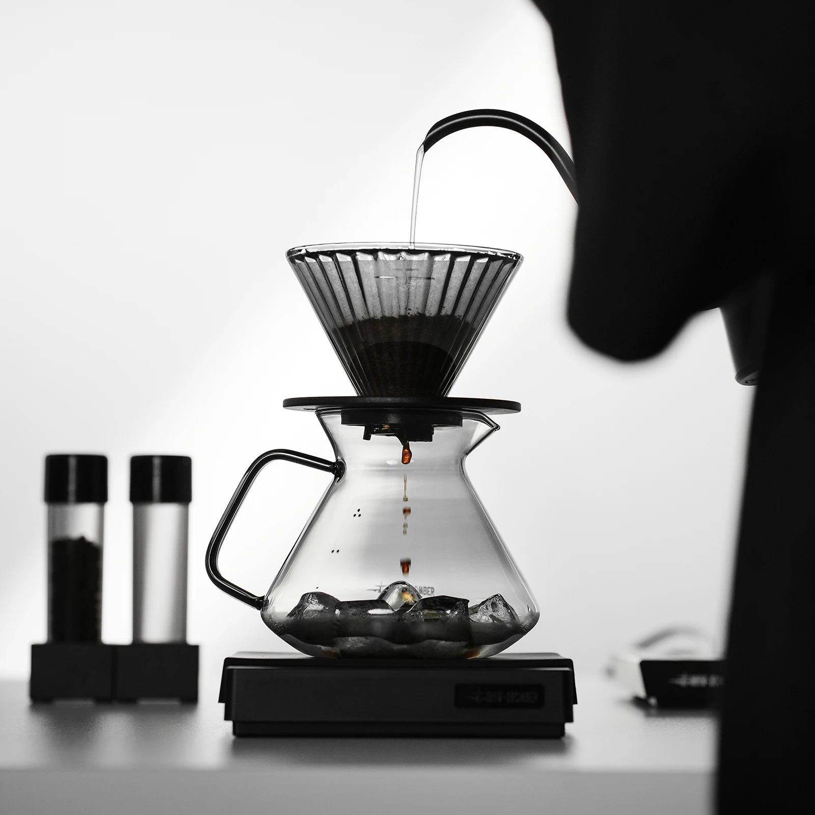 MHW-3BOMBER Hill Coffee Server Guide Extraction Pour Over Coffee Server Ergonomic Handle High-Borosilicate Glass For Barista